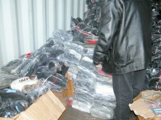 Un alt container sosit din China în Portul Constanţa, găsit cu probleme: mărfuri contrafăcute
